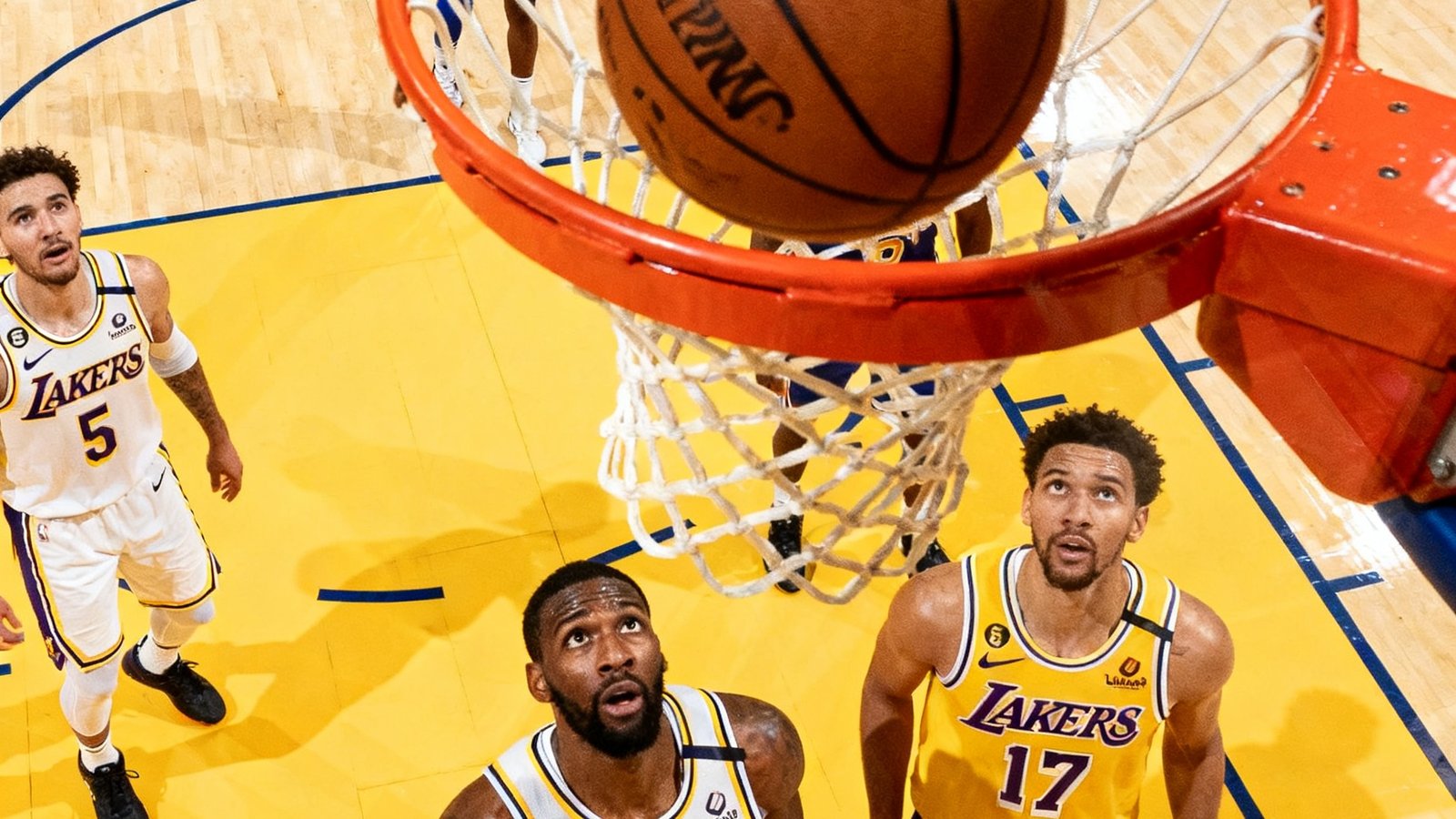 NBA总决赛第七场精彩集锦封面，篮球在篮筐边缘旋转的瞬间特写，球员们仰望篮筐表情紧张